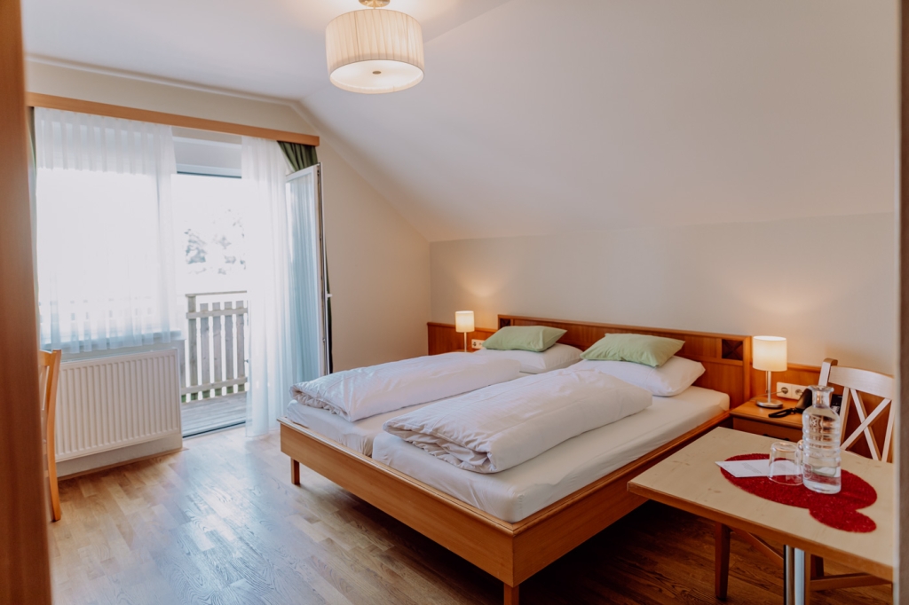Doppelzimmer mit Balkon im Stammhaus - Landhaus Style - Bettansicht