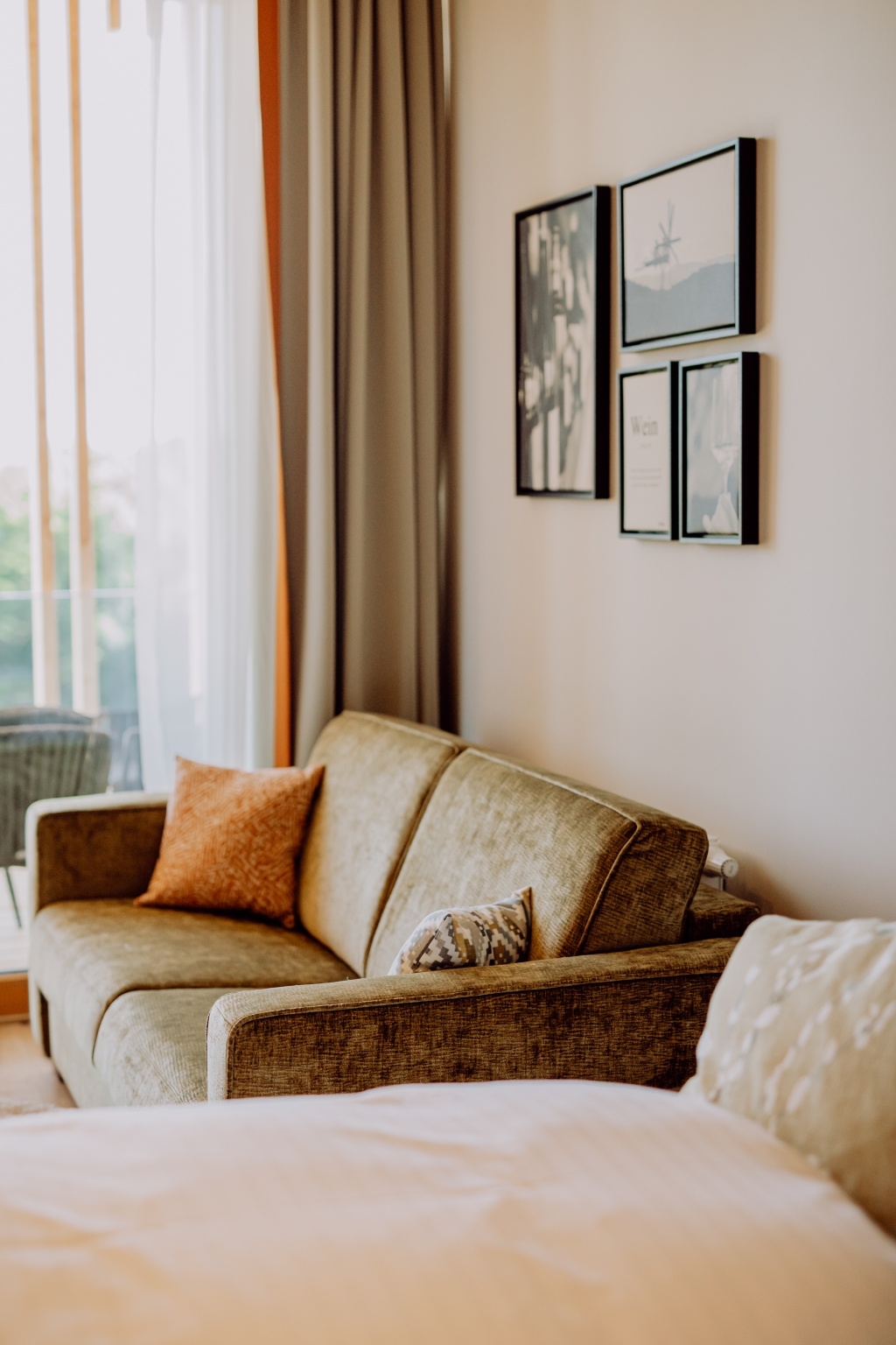 Panoramazimmer Ratsch mit Blick auf die Couch