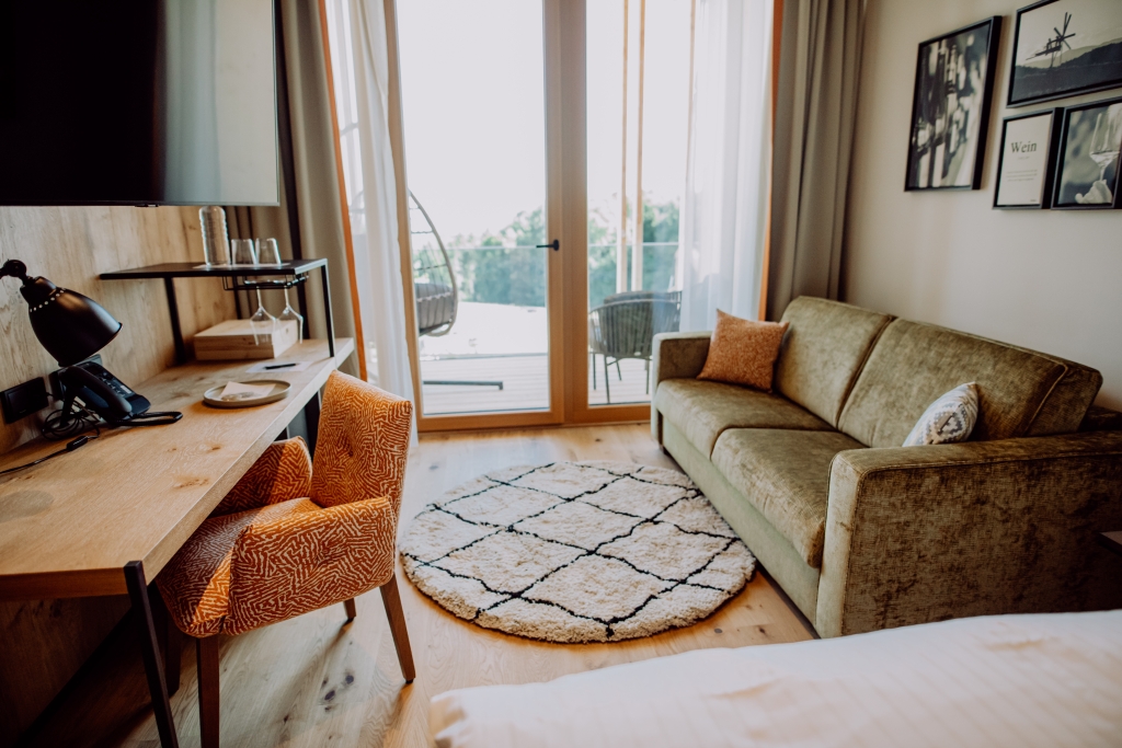 Panoramazimmer Ratsch mit Blick auf das Bett und auf den Balkon