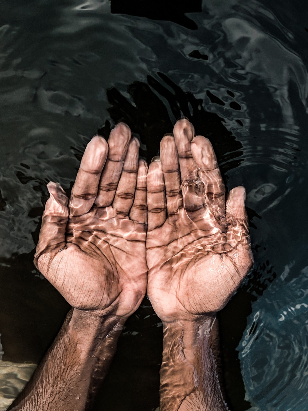Hände im Wasser