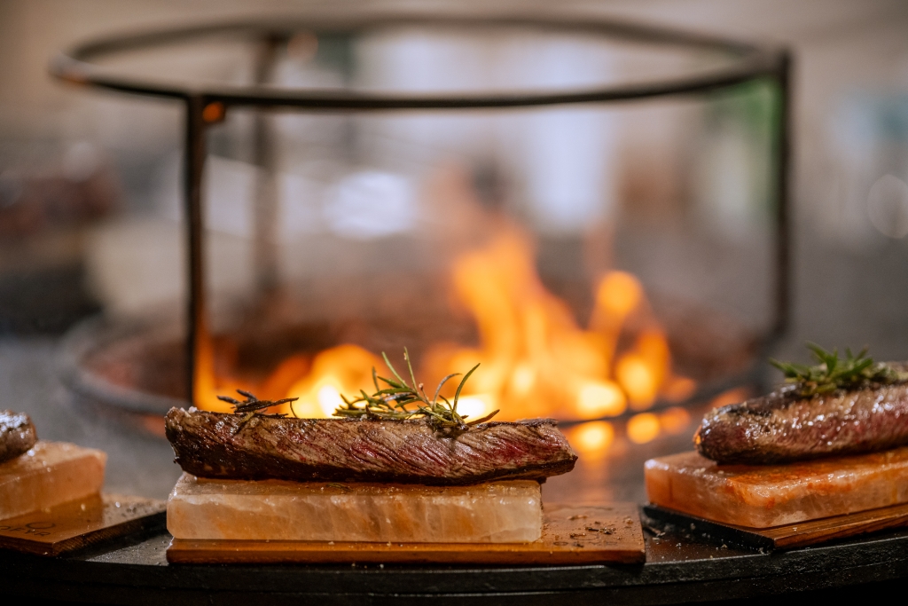 Ofyr Grill mit Wild am Grill