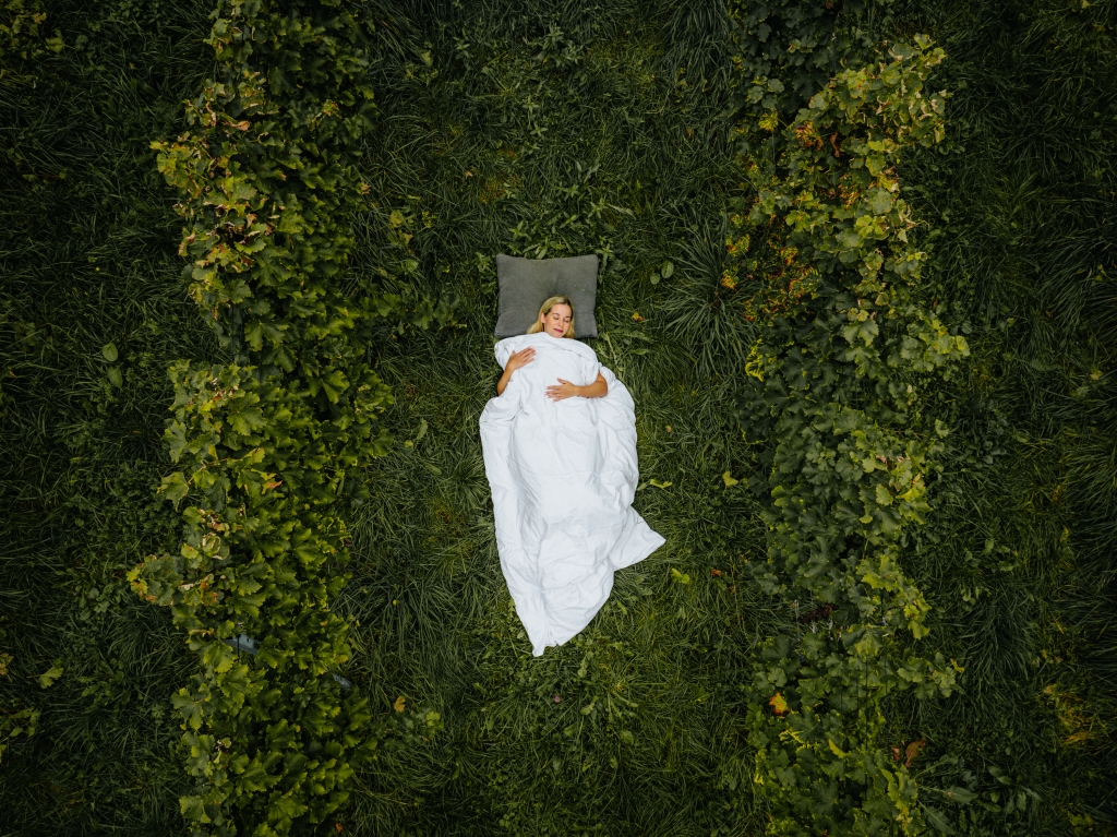 Frau im Weingarten mit weißer Decke